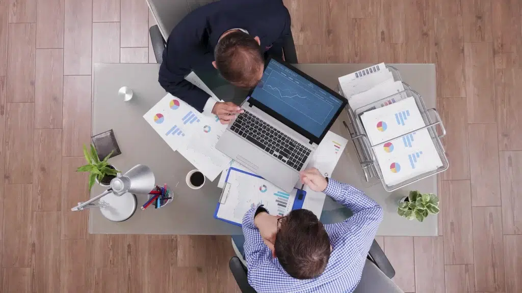 Mantenimiento informático: Clave para la eficiencia empresarial. 7 top view of businessmen analyzing management stati 2025 02 18 13 13 47 utc
