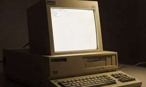 Ordenador retro con monitor CRT encendido y teclado integrado.