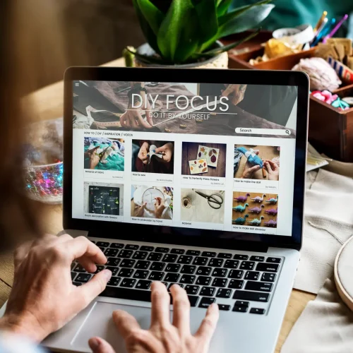 Mujer creando su propia página web de manualidades con Sagatech, experto en diseño web en Sevilla.