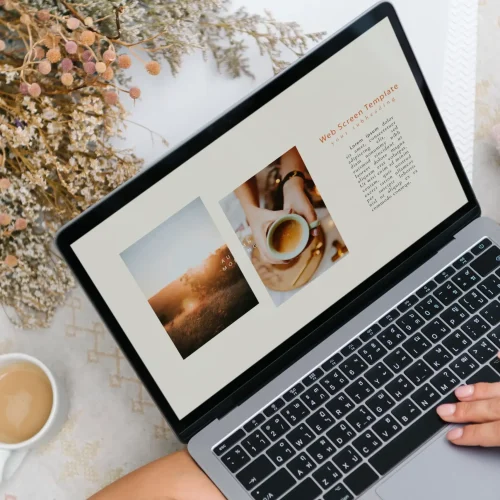 Mujer revisando un diseño web moderno y atractivo en su laptop, creado por expertos en diseño web en Sevilla de Sagatech.